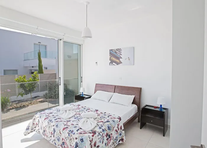 Neue Ferienvilla Fuer 10 Personen By Interhome Semesterbostad Protaras